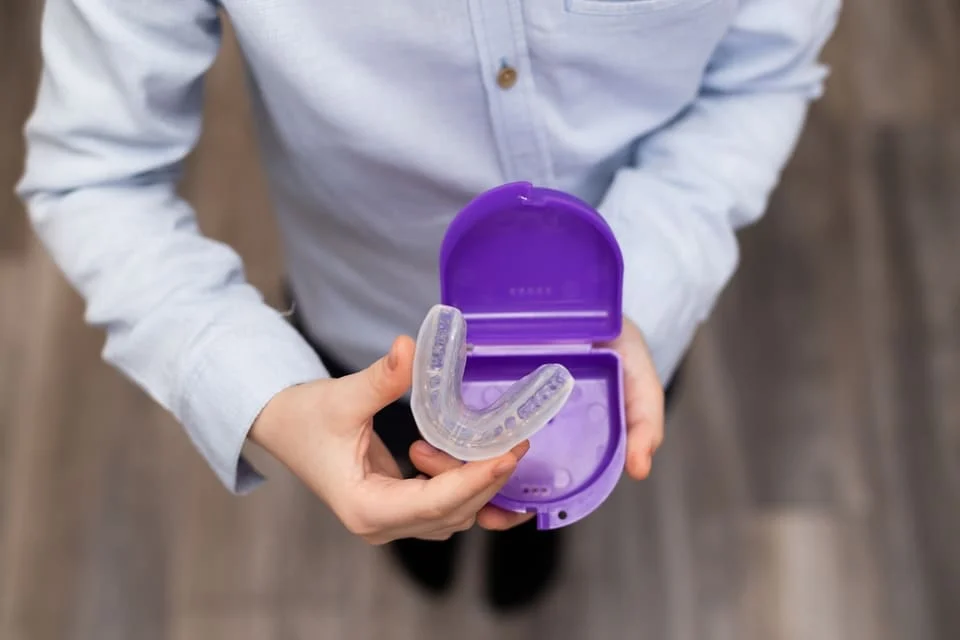 防止打呼怎麼做？止鼾器有用嗎？專業醫師為你說明打呼牙套的功用！