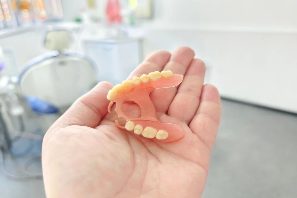 無鉤式活動假牙是什麼？3分鐘掌握優缺點、適用對象