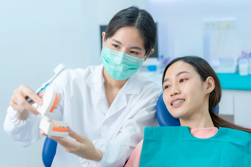 戴牙套可以洗牙嗎？專業醫師為你解惑！