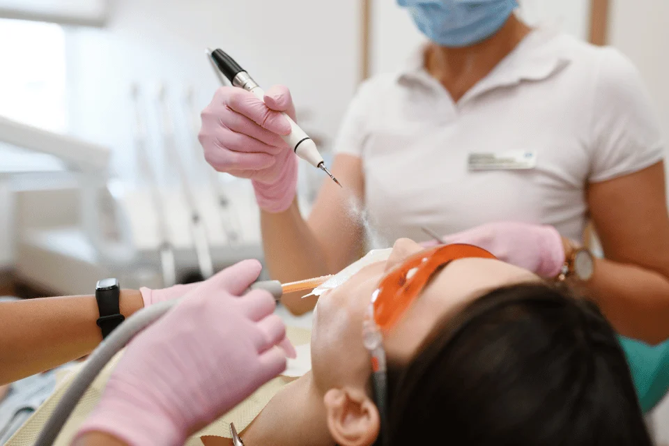 噴砂美白價格有健保給付嗎？牙齒噴砂美白費用、適用族群1次搞懂