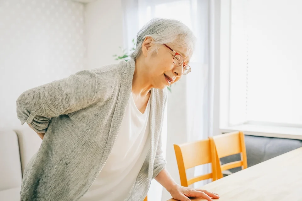 總感覺骨頭酸酸的？骨質疏鬆症狀、病因帶你1次看懂