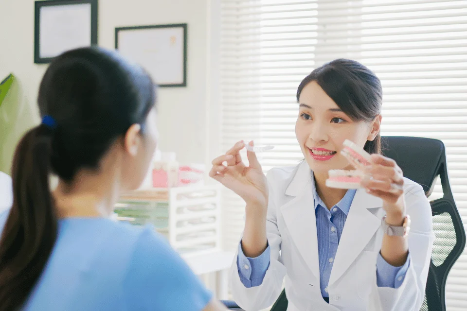 吸附式假牙費用多少？價格差異、優缺點、適用對象1次看懂