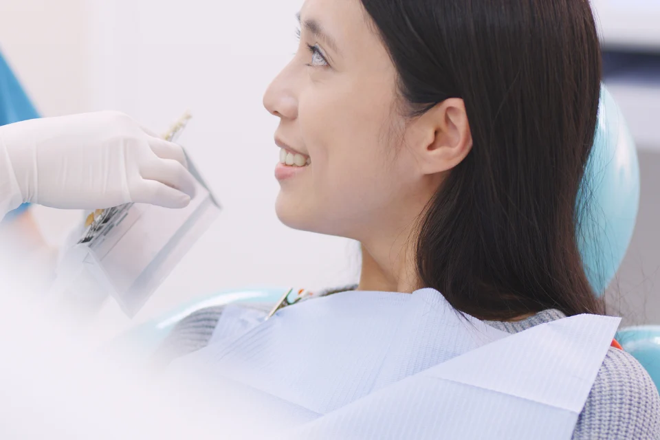 牙齦萎縮可以做假牙嗎？假牙牙齦萎縮怎麼辦？醫師詳解3大補救與評估關鍵