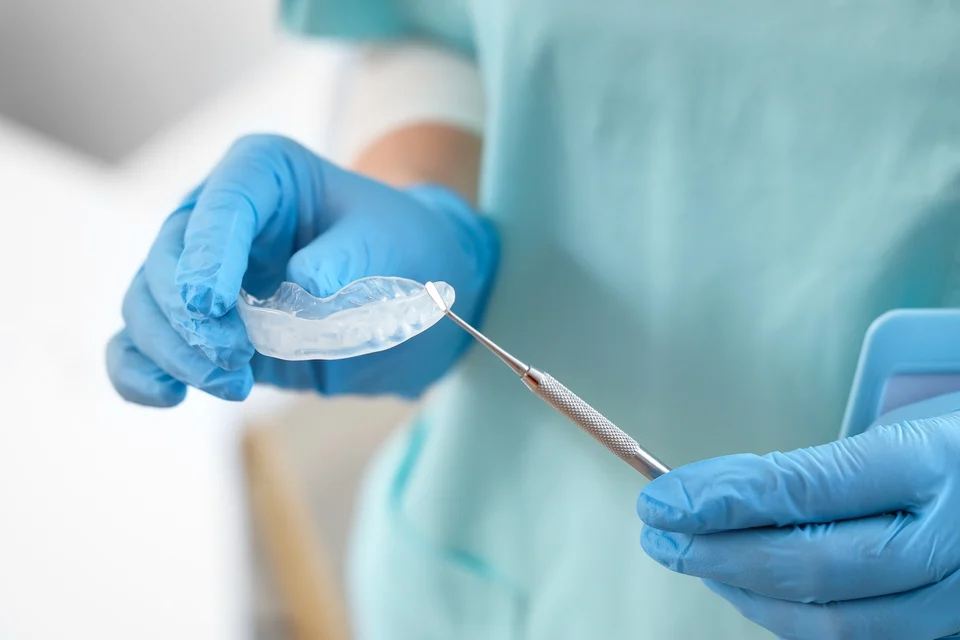 咬合板是什麼？要戴多久才有效？一次看懂原理、配戴時間與清潔保養重點